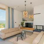 Villa Modern And Luxurious With Swimming Pool In