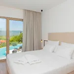 Villa Modern And Luxurious With Swimming Pool In *