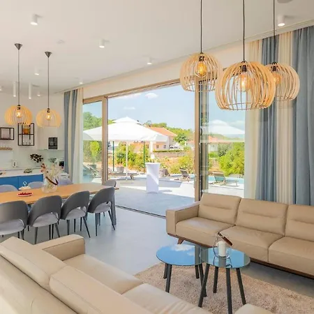 Modern And Luxurious With Swimming Pool In Zmijavci